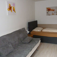 Zimmer im Gasthaus Bethlehem mit Bett und Sofa