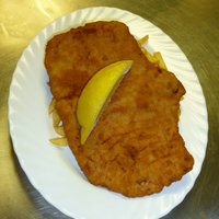 Schnitzel mit Pommes und Zitrone