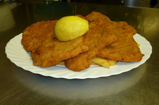 Schnitzel mit Pommes und Zitrone